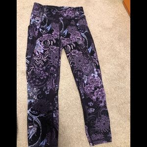Lululemon like new crop legging size 6